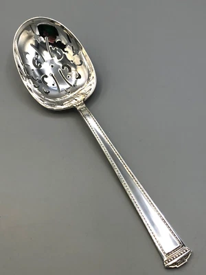 Cuchara de hielo o guisante perforada de plata esterlina Pantheon by International 9" Foto 1 de 4