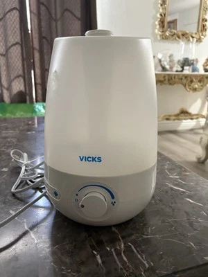 Vicks 1 Gallon Filter Free Cool Mist Humidifier VUL545 - Image 1 of 4