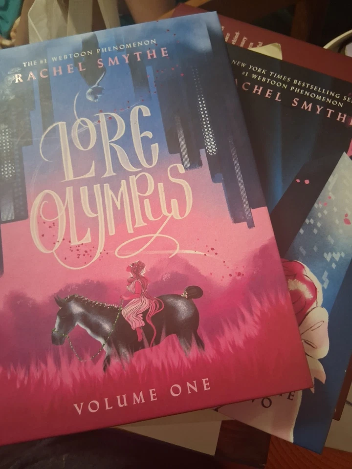 Lore Olympus Volumes 1 & 2 by Rachel Smythe HC/SC 1st Editions VG Foto 1 de 1