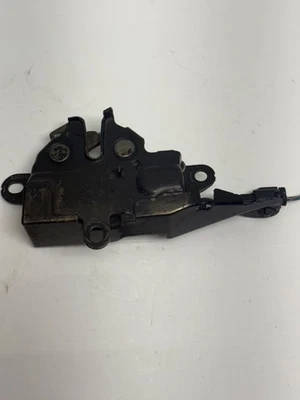 Trava do capô Toyota Sequoia 2001-2007 - Antirroubo 53510-0C020 - Imagem 1 de 4