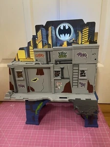 DC Comics Batman 3 en 1 Baticueva Juego con Exclusiva Figura de Juguete Batman de 4 pulgadas - Imagen 1 de 3