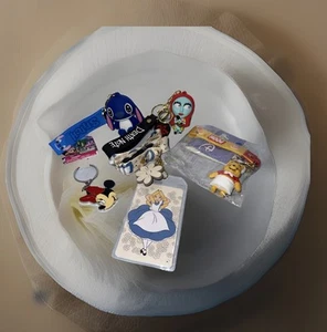 Lot Of 5 Disney Keychains Stitch, Minnie Mouse, Alice, Winnie And Nightmare - Picture 1 of 6