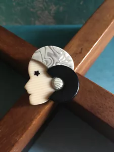 Vintage Broche Femme Stylée Designer Créateur LEA STEIN PARIS - Picture 1 of 5