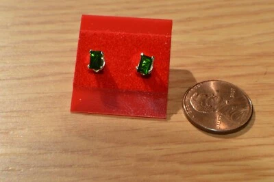 Pendientes solitarios de diopsido ruso verde de 0,59 quilates en plata de ley fina   Foto 1 de 4