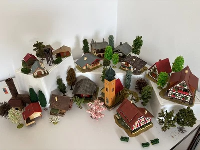 Faller Dorf Häuser Konvolut Spur H0 mit Deko Bäumen - Bild 1 von 4