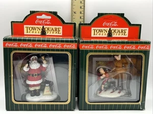 2 Stück Coca-Cola Town Square Sammlung Coke Charity Weihnachtsmann & Skifahrer Zubehör - Bild 1 von 4