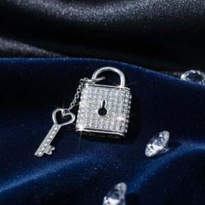 Funkelndes Pave CZ Vorhängeschloss Schloss und Schlüssel Anhänger - Silberfarben Herz Schlüssel Charm - Bild 1 von 3