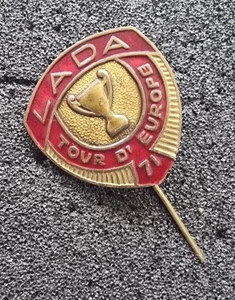 Lada Épinglette Tour D'Europe 1971 Vieux + Original (2) - Dimensions 25x26mm - Picture 1 of 2