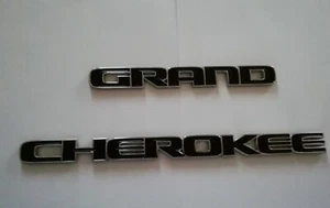 Logo emblema scritta Jeep Grand Cherokee Mopar 68264488AA porta portiera nero - Foto 1 di 2