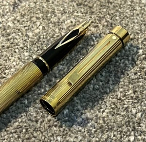 SHEAFFER TARGA GODRON MUSTER-BRUNNENSTIFT-14ct MITTEL NEU IM KARTON-QANTAS VIELFLIEGER - Bild 1 von 10
