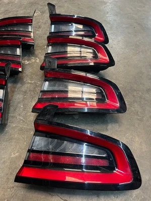 OEM, TAILLIGHT ASSEMBLY, RH PASSENGER SIDE, 2016-2021 DODGE CHARGER Foto 1 de 4
