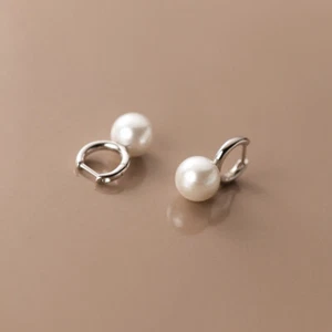 Pendientes Huggies de aro de perlas de 8 mm de plata de ley 925 hechos a mano - Imagen 1 de 6