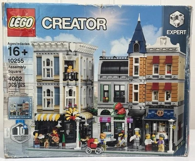 LEGO Creator Expert: 10th Anniversary Modular Building 10255 Assembly Square - Image 1 of 4