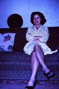 1963-Vintage 35mm Slide, Lady Modeling, sitting for Amateur Photographer # 7026 - Picture 1 of 1