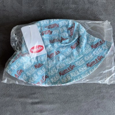 Sombrero de cubo reversible para gasolinera Kum & Go estampado por todas partes rojo blanco azul Foto 1 de 4
