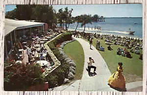 Cypress Gardens Florida ~ Vista de la terraza gente en el suelo del agua ~ Postal de colección - Imagen 1 de 4