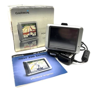 Paquete de montaje y cable de alimentación del vehículo del sistema de navegación GPS Garmin Nuvi 200 - Imagen 1 de 3