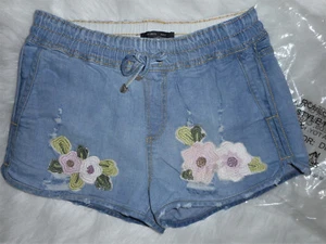 Romeo & Juliet Couture Women's M 4-6 Floral Embroidery Denim Shorts MSRP$130 - Picture 1 of 5
