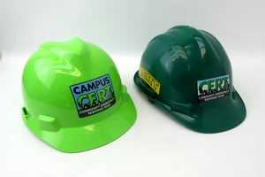 2 gebrauchte hell dunkelgrüne CERT Community Emergency Response Team Campus Hardhats - Bild 1 von 14