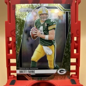 2024 Panini Prizm Brett Favre GREEN CAMO Prizm 11/15 Packers - Bild 1 von 2