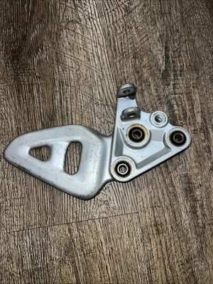 99-07 1999-2007 JUEGO TRASERO IZQUIERDO SUZUKI HAYABUSA ESTRIBA SOPORTE PALANCA DE CAMBIOS Foto 1 de 4