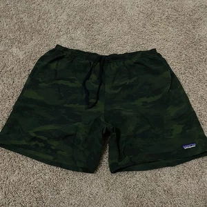 Mens XL Patagonia Baggies Mesh Lined Green Shorts Trunks 6" Camouflage Camo - Picture 1 of 6