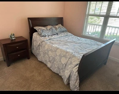 Juego de dormitorio tamaño completo Foto 1 de 4