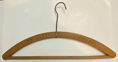 Percha de madera muy antigua. Grandes almacenes Dyckhoff, Hamburgo Foto 1 de 2
