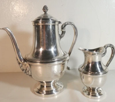 Service à Thé Theière/cafetière et pot à lait en métal argenté style Louis XVI - Photo 1/4