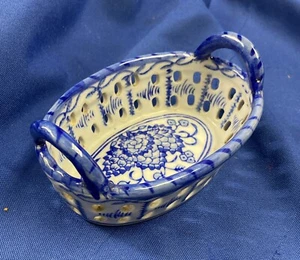 5.25" RETICULATED CERAMIC BLUE AND WHITE IVY HANDLED OVAL DISH - Picture 1 of 7