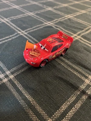 Disney Cars Lightning McQueen con cono Foto 1 de 4