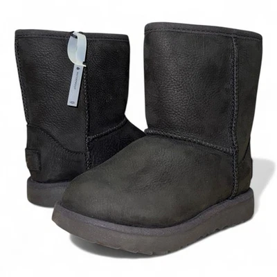 Ребенок ясельного возраста UGG классический короткие II водонепроницаемый зимние ботинки, черный | 1019646T - Изображение 1 из 4