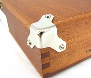 Piezas de guitarra de caja de cigarros: 8 piezas. Esquinas pequeñas de maletero/caja de níquel con tornillos - Imagen 1 de 4