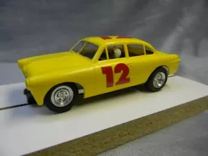 SLOT CAR PERSONALIZZATA SCALA 1/32 1949 PYRO FORD 2DR BERLINA GIALLA CON CASSONE REVELL - Foto 1 di 9