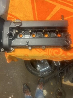 2012 Mazda 5 2.5L tampa de válvula L502 10 210 fabricante de equipamento original - Imagem 1 de 4