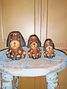 SET TRE SIMPATICI CANI IN LEGNO INTAGLIATO A MANO - Foto 1 di 12