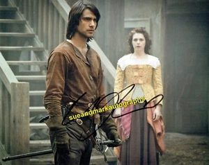 Autógrafo Luke Pasqualino Freddie McClair Artagnan Los Mosqueteros B UACC RD96 - Imagen 1 de 1