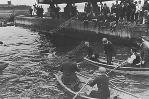 Houdini In Water As Spectators Watch 8x10 Reprint Of Old Photo - Picture 1 of 1