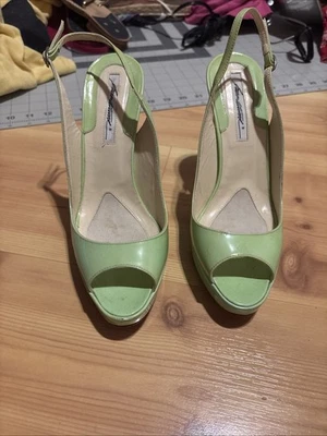 漆皮石灰绿色 Lucite 鞋跟 Brian Atwood 露趾高跟鞋吊带 — 第 1/4 张图片