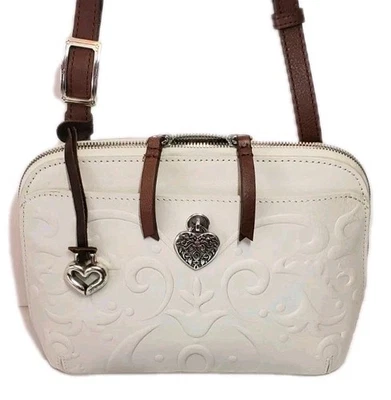 BRIGHTON CORDOBA ALEXA, ORGANIZADOR BANDOLERA CUERO REPUJADO 3D BLANCO NUEVO SIN ETIQUETAS $350 Foto 1 de 4