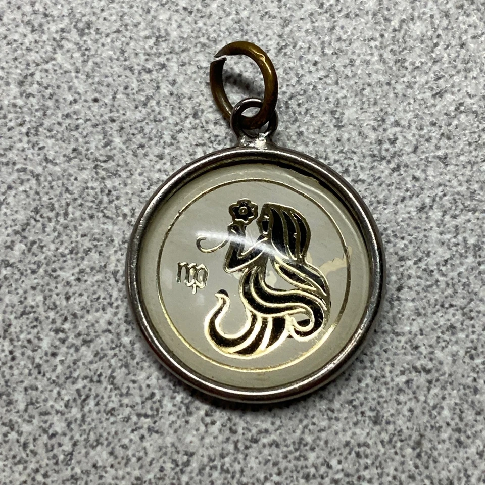 Colgante Vintage Hoffman Esterlina Virgo Zodiaco Dije Astrología Símbolo Tono Dorado Foto 1 de 4