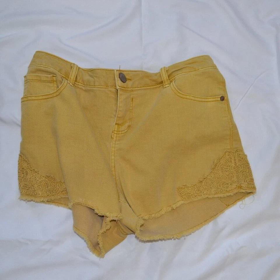 Pantalones cortos de encaje mostaza Rue21 11/12 Foto 1 de 4