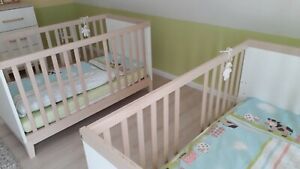 Kinderbett von Wellemöbel mit zwei Gitterbettseiten, Lattenrost und Matratze 