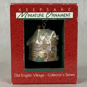 Adorno de Navidad Hallmark Keepsake - Primero de la serie Old English Village - Imagen 1 de 6
