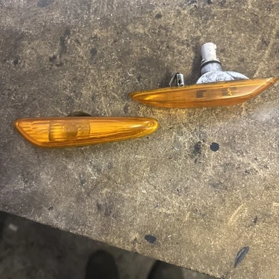 BMW 325i E46 2001-2005 sedán guardabarros delantero izquierdo derecho marcadores laterales señales de giro Foto 1 de 4