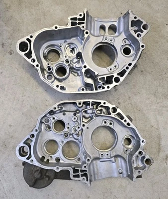 2006 KAWASAKI KX450F Б/У ОТ ОРИГИНАЛЬНОГО ПРОИЗВОДИТЕЛЯ ЛЕВЫЙ ПРАВЫЙ КАРТЕР ДВИГАТЕЛЯ БЕЗ РУКОЯТКИ - Изображение 1 из 4