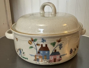 INTERNATIONAL HEARTLAND COVERED CASSEROLE DISH 1.5 QT  7774 HOUSES FARMER - Picture 1 of 4