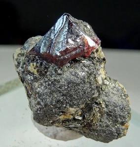 18 Gramm roter Zirkon, Biotit und Feldspat Mineral aus Pakistan, (VA-9) - Bild 1 von 3