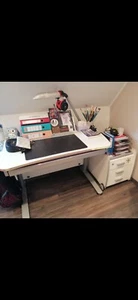Schreibtisch höhenverstellbar inkl. Lampe, Stuhl Und Container - Bild 1 von 4
