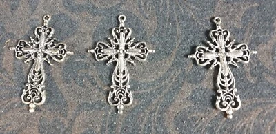 Tre Crocefissi barocchi in metallo argentato - Immagine 1 di 4